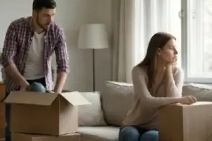 Trennung Umzugskartons in einer Wohnung als Symbol für Trennung